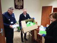 Zdj. Wiceburmistrzowie miasta Szczecinek przekazują na ręce Komendanta środki ochrony osobistej